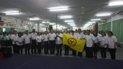 执委党员踊跃出席．人联升旗展现团结