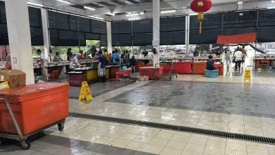 市政局置放警示牌 . 渔巴刹 地板湿滑