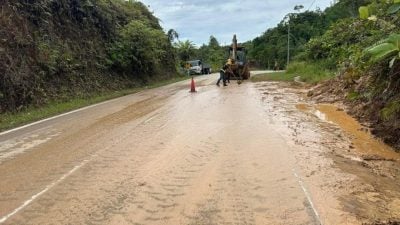 连夜豪雨闪淹．甘榜哥加卑路段土崩