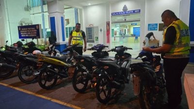 道路流氓行动 . 警捉飙车扣9摩托