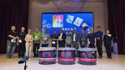 许敬平：鼓励作家大胆想法．平面文字创造成多层次