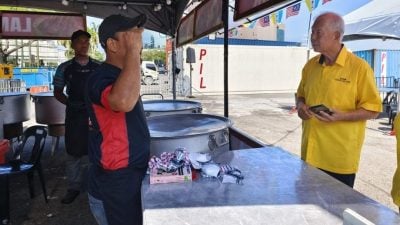 槟州旗褂砂旗上方 惹议．美食摊主致歉：无意冒犯