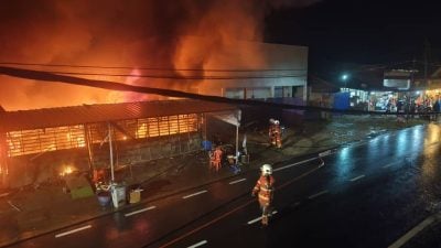 附视频 | 制水遇火灾　知知港新村2板店屋狂烧　