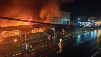 摩托店失火偏遇制水 消拯员取河水扑灭火势
