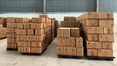 警方突击货仓充公烟花和爆竹 估计总值超过815万