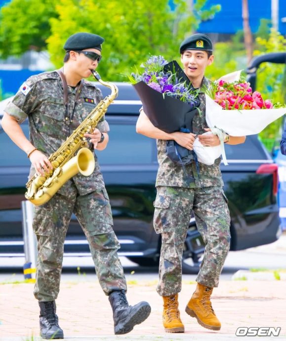 RM与V晒照宣告退役 BTS本月迎12周年全员回归