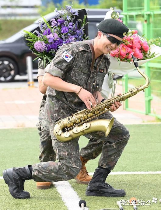 RM与V晒照宣告退役 BTS本月迎12周年全员回归