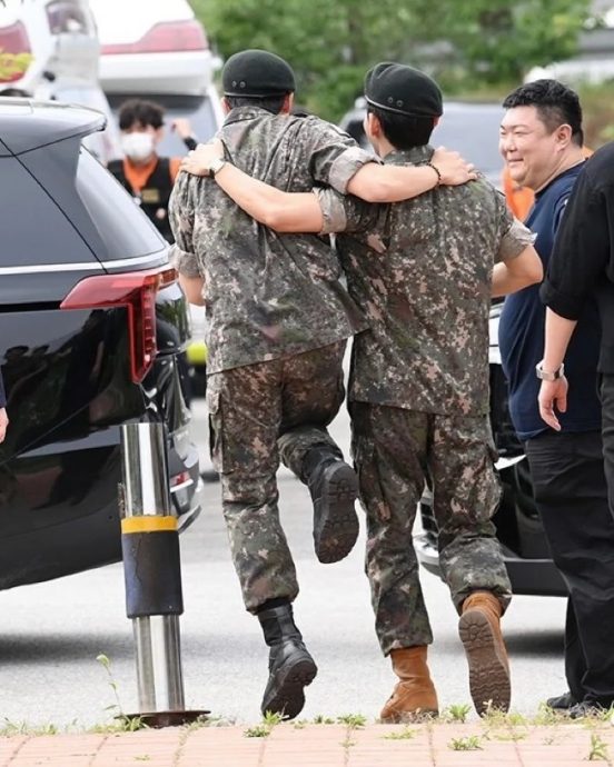 RM与V晒照宣告退役 BTS本月迎12周年全员回归