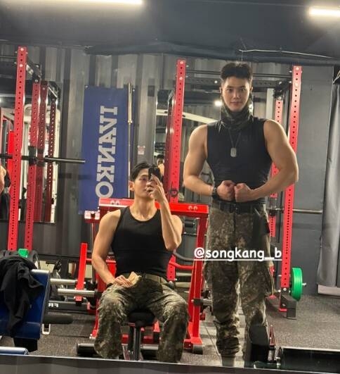 RM与V晒照宣告退役 BTS本月迎12周年全员回归