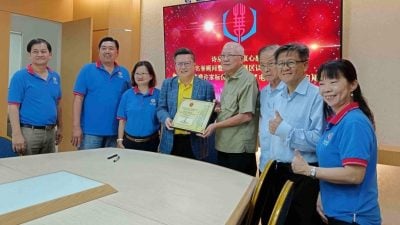 钱进一：助添置电子设备 . 推动华团迈向电子化