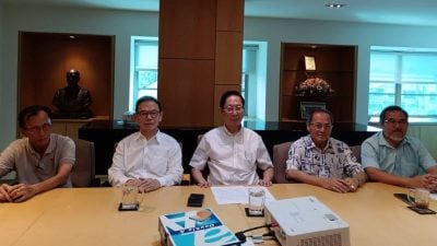 严正驳斥张庆信不实指控 . 社区领袖协会：严遵章程绝无外力干预