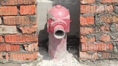 离谱砖墙围消防栓 周俊毅：违法批准还是违规施工？