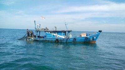 本地渔船违规捕鱼 海事执法机构扣4船员