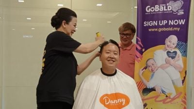 刘可杰父亲节剃头 . 支持GoBald献爱癌童