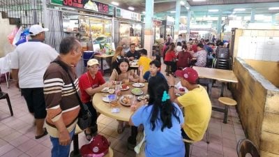 华凤：市会更严格监督清洁卫生 . 放眼摊位都达A或B级