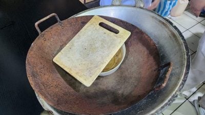 突检马克路4咖啡店 . 卫生不达标被令改善