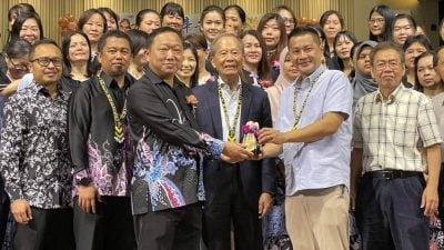 汤仲恩：教师肩负引导重任．现代教育注重综合素质