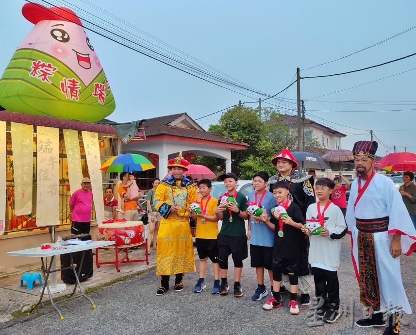 端午陆路赛龙舟 大人小孩笑翻天