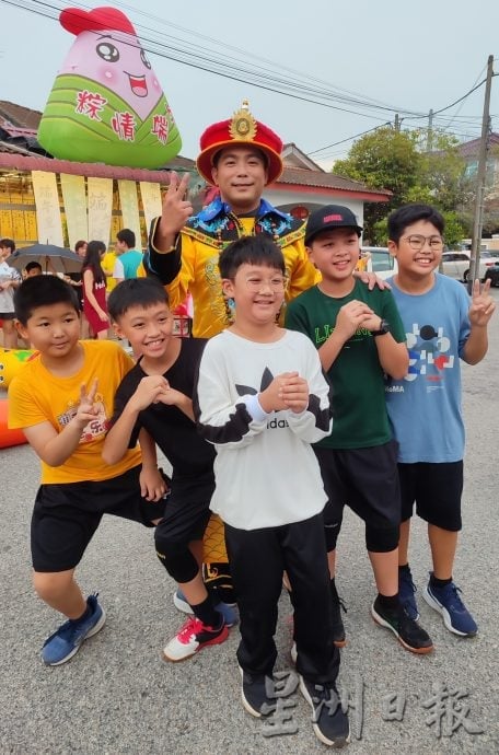 端午陆路赛龙舟 大人小孩笑翻天