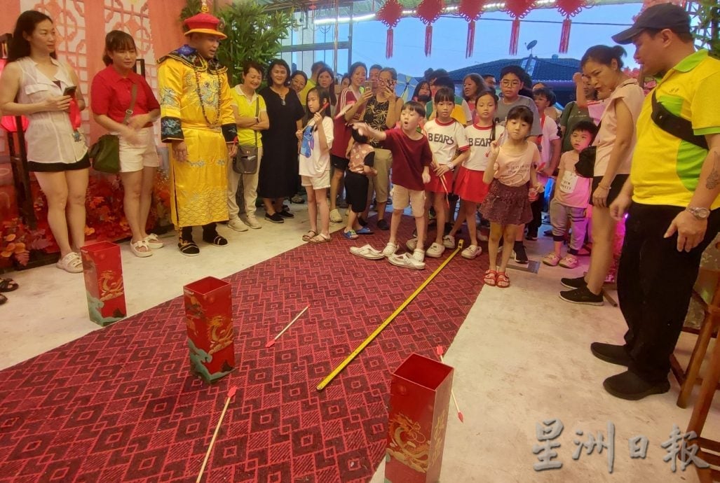 端午陆路赛龙舟 大人小孩笑翻天