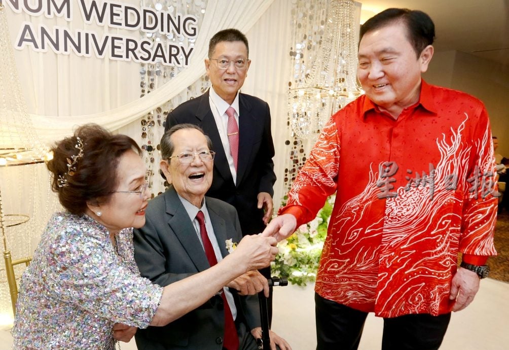 陈锦标黄细兰相伴70载 白金婚纪念捐20万做慈善