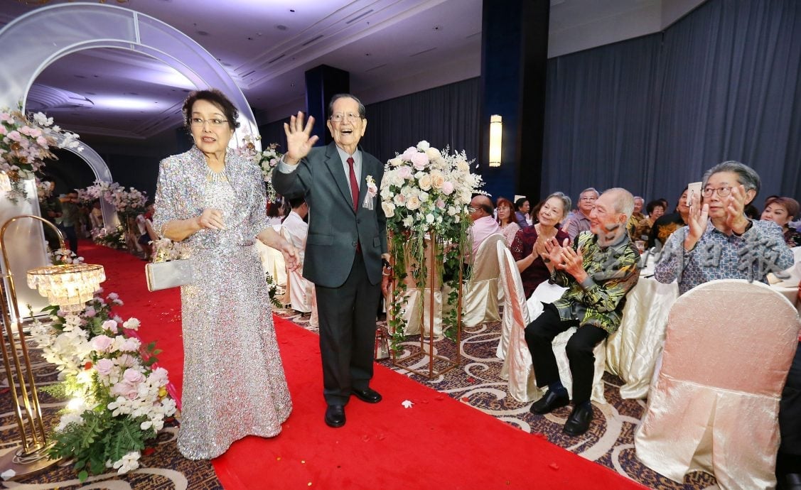 陈锦标黄细兰相伴70载 白金婚纪念捐20万做慈善