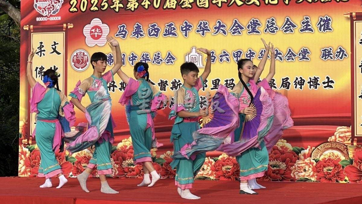（古城封面主文）2025年第40届全国华人文化节火炬三宝山点燃，中华文化生生不息、薪火相传