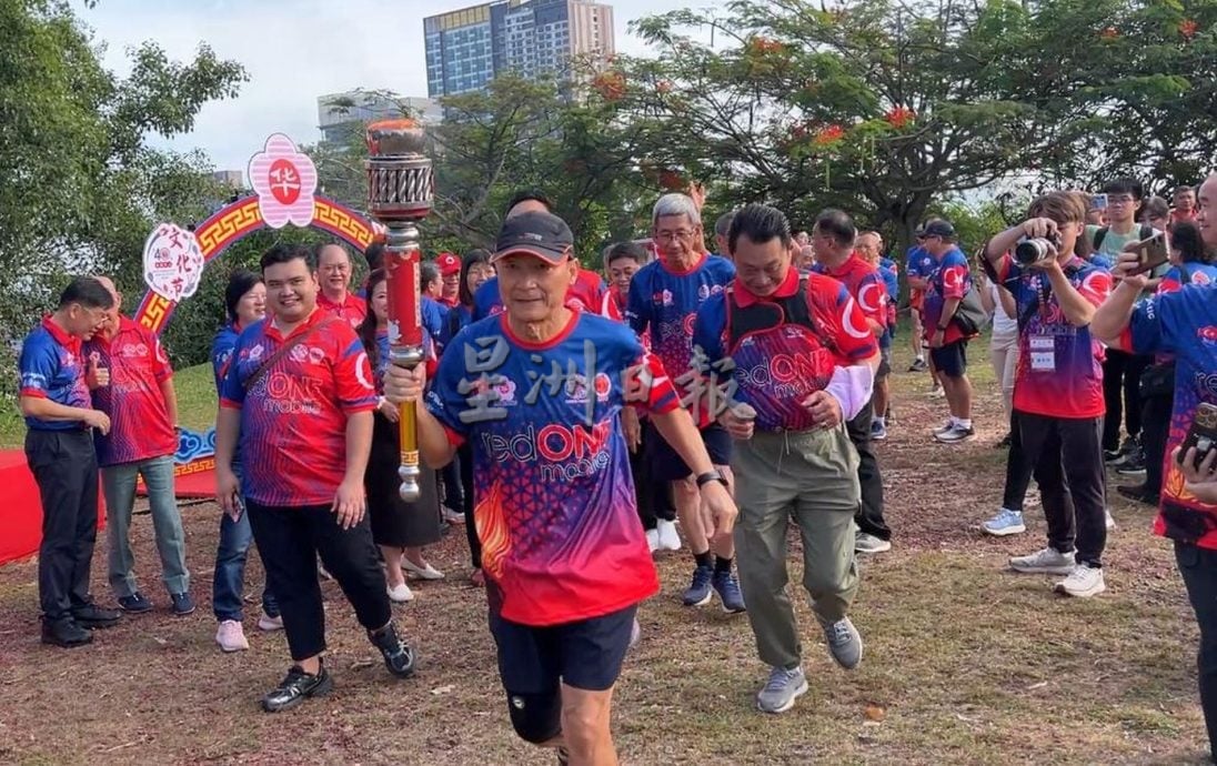 （古城封面主文）2025年第40届全国华人文化节火炬三宝山点燃，中华文化生生不息、薪火相传