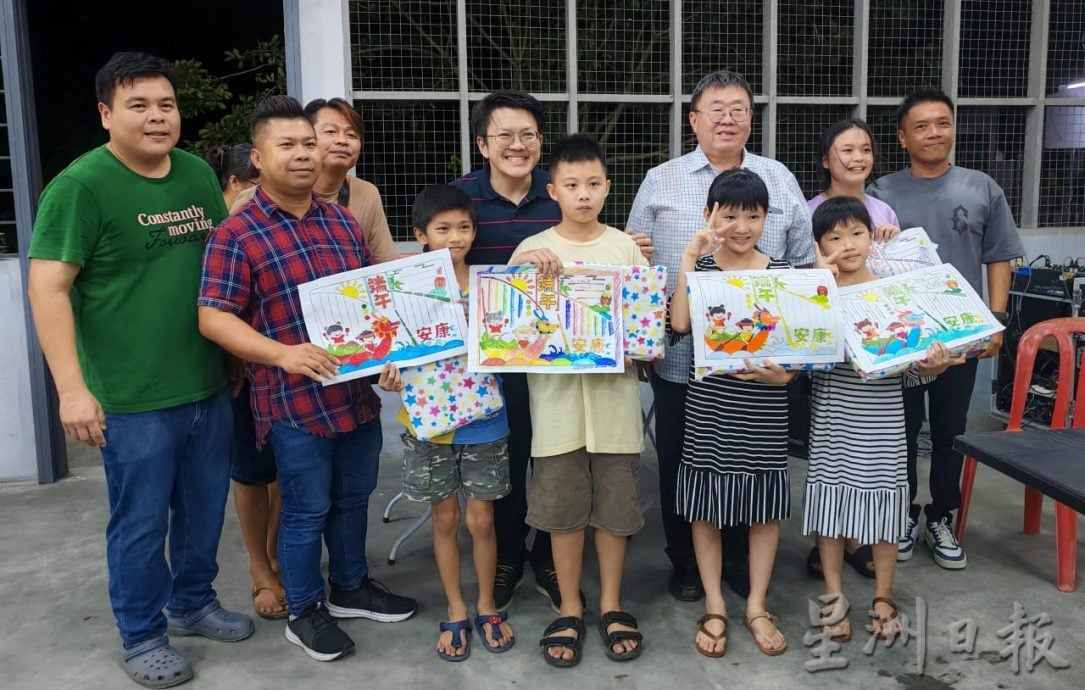 东:(未签发)双溪都亚村委会主办裹粽子和儿童填色比赛