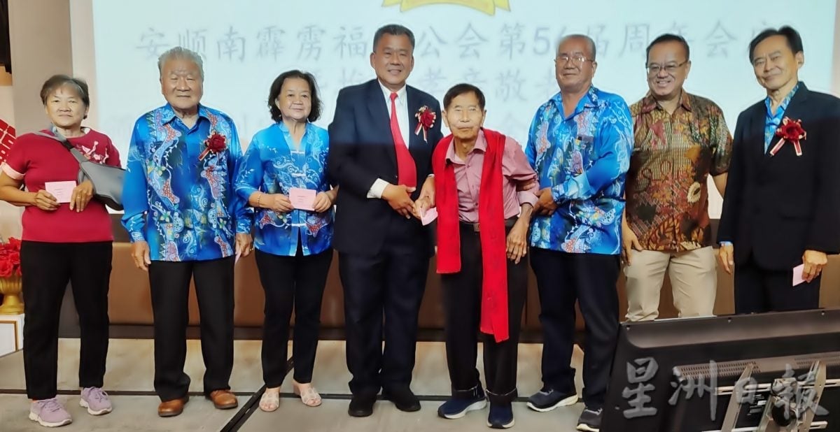102岁福州长者 登舞台接红包