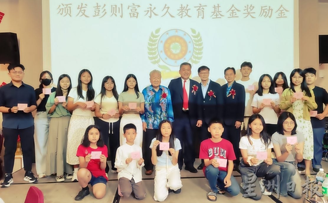 102岁福州长者 登舞台接红包