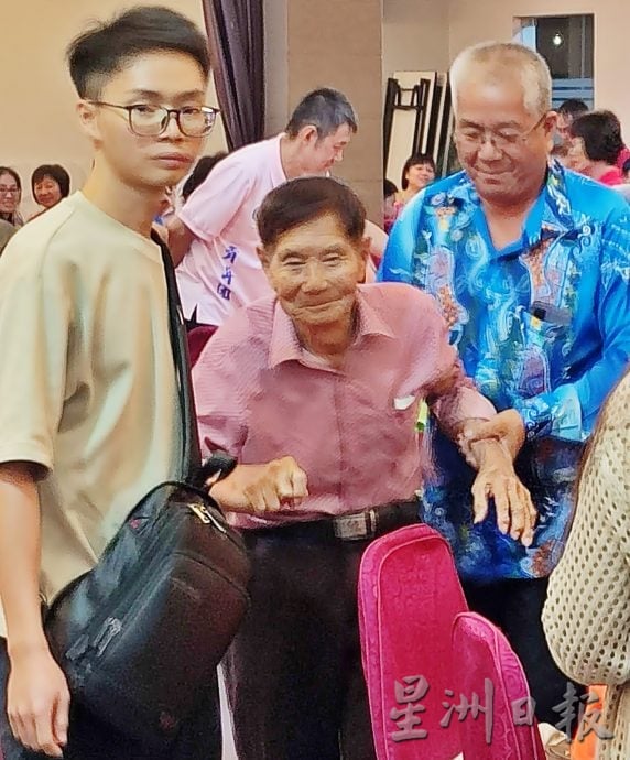 102岁福州长者 登舞台接红包