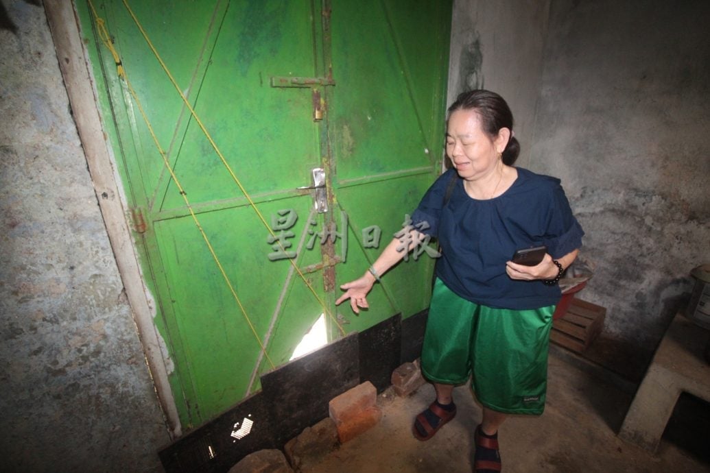 东:(已签发)疑醉酒毛贼潜入店内干案,人有三急就地解放