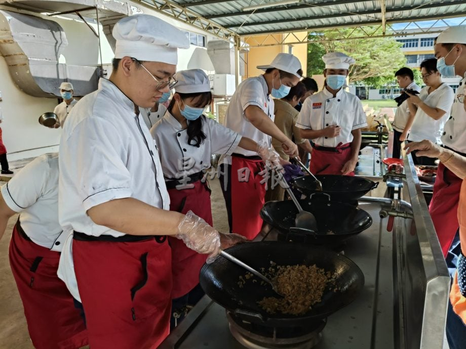 米都新民独中办裹粽课，董事夫人传授手艺义卖400个粽子回馈学校