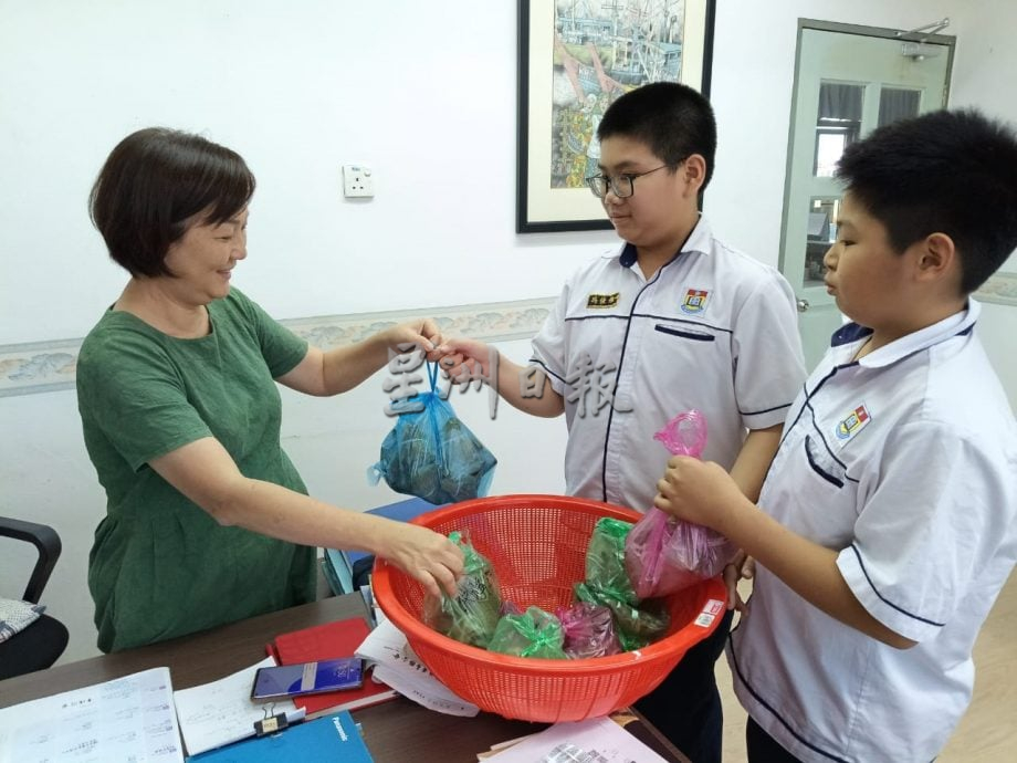 米都新民独中办裹粽课，董事夫人传授手艺义卖400个粽子回馈学校