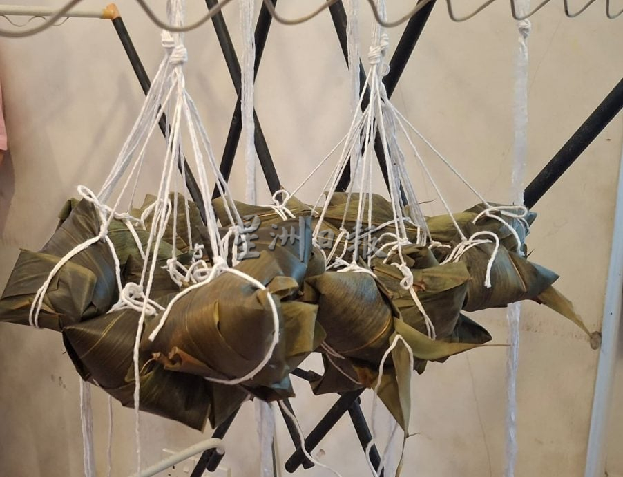 米都新民独中办裹粽课，董事夫人传授手艺义卖400个粽子回馈学校