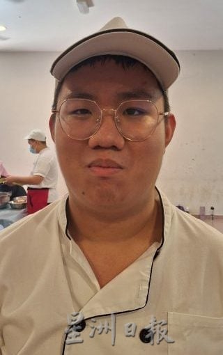 米都新民独中办裹粽课，董事夫人传授手艺义卖400个粽子回馈学校