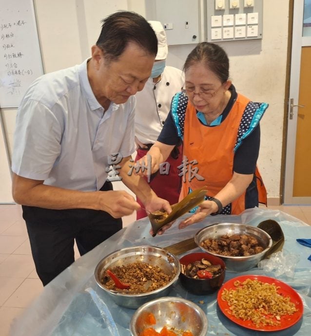 米都新民独中办裹粽课，董事夫人传授手艺义卖400个粽子回馈学校