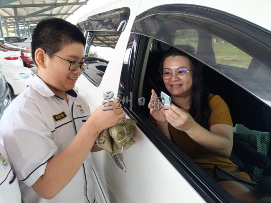 米都新民独中办裹粽课，董事夫人传授手艺义卖400个粽子回馈学校