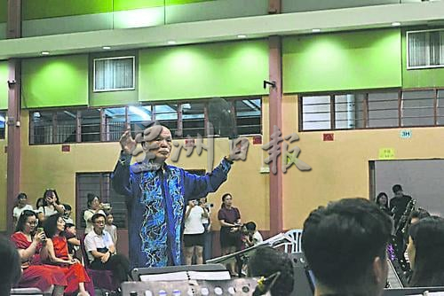大都会/沙登一校:友情弦音奏响夜空 三代团员同台共奏