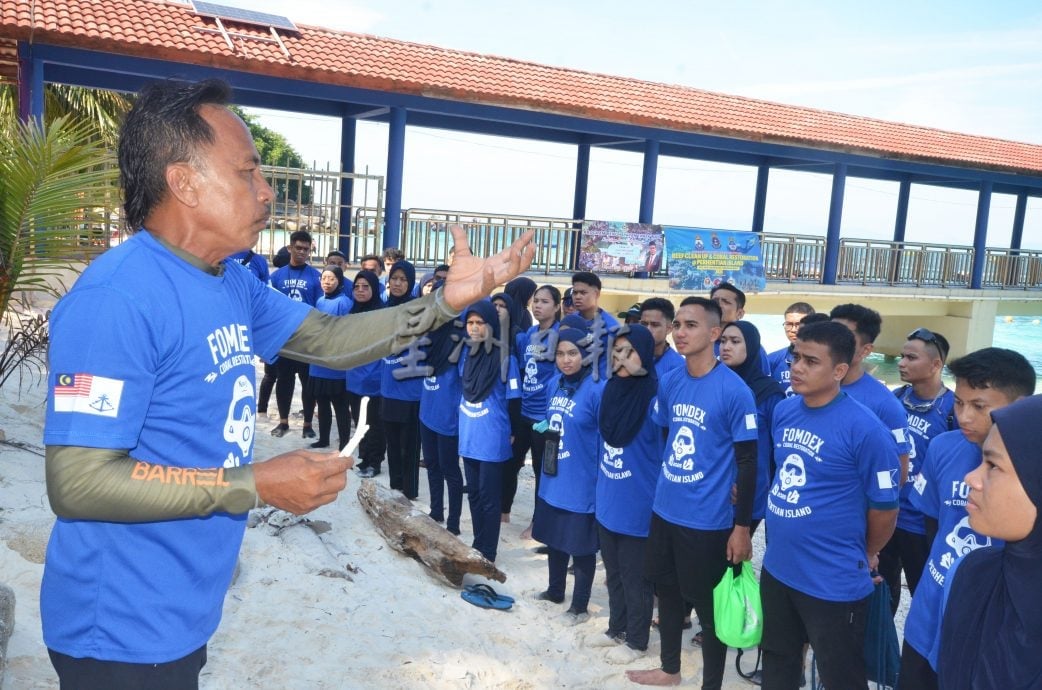东(已签发):大马海军及中学生在停泊岛进行鹿角珊瑚苗的种植工作