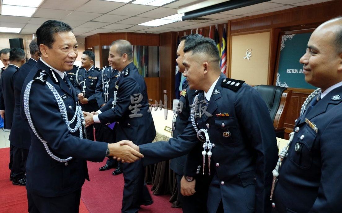 东:已签发:警方活动
