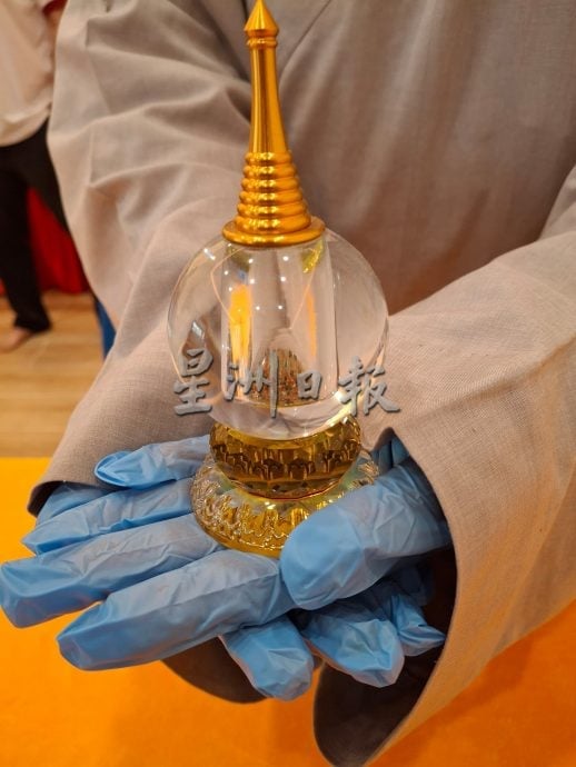 (大北马)吉佛学院606三天展示佛陀舍利子,让信徒近距离拍照顶礼