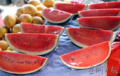 芒果量产价低 榴梿香气难挡   热浪吹热果市买气