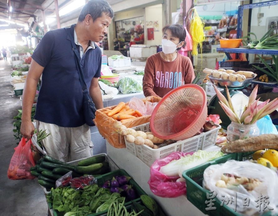 热浪吹热果市 芒果量多价低 榴梿香气难挡