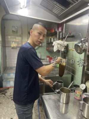 **已签发**柔:封面:特稿〡2公假又马新学校假同步 新山人潮涌现促消费热