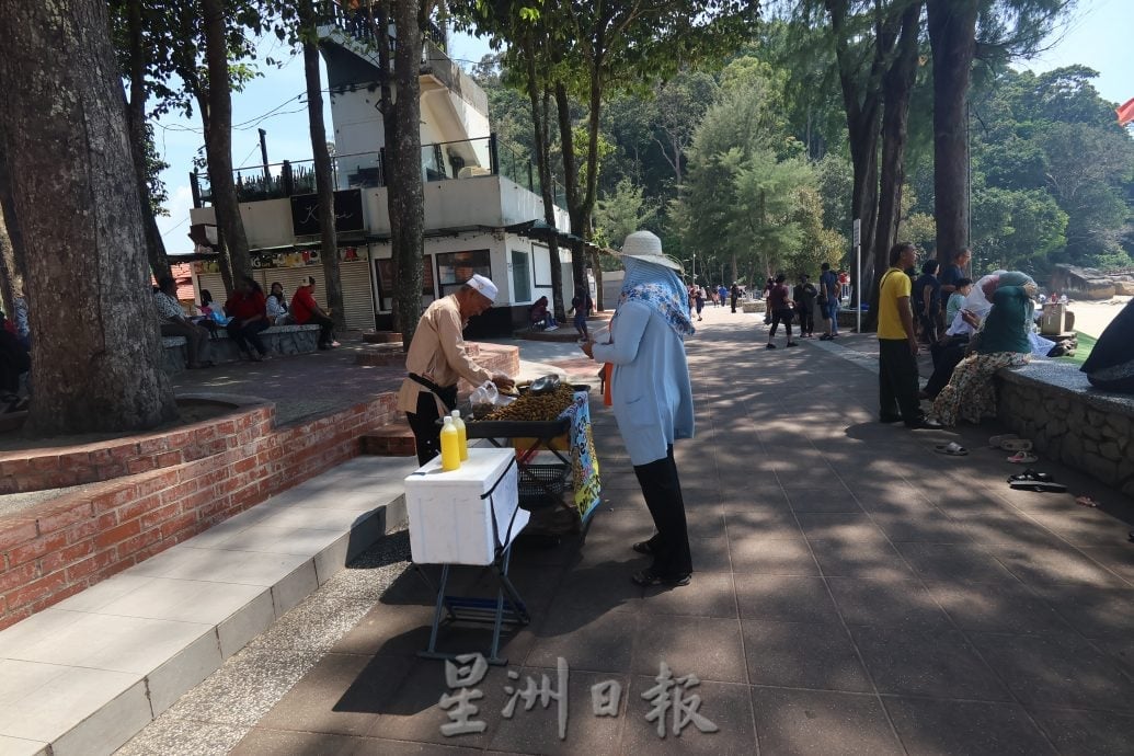 东：：连假效应带动旅游热潮，关丹美景美食吸客，游客呼吁维持餐饮亲民价格。