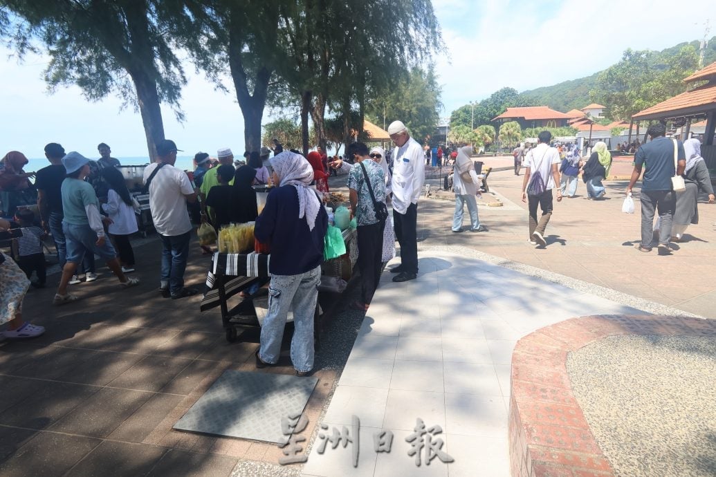 东::连假效应带动旅游热潮,关丹美景美食吸客,游客呼吁维持餐饮亲民价格。