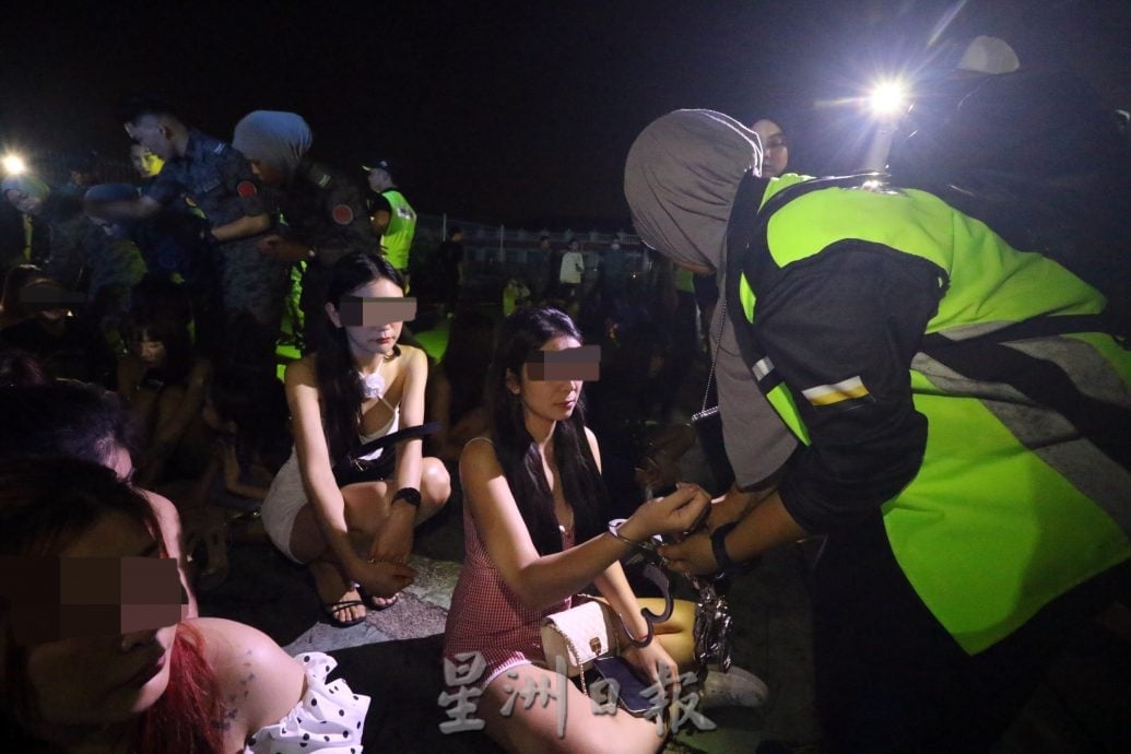 已签发：柔：版头之一：移民局午夜时分突击娱乐场所 扣236非法移民
