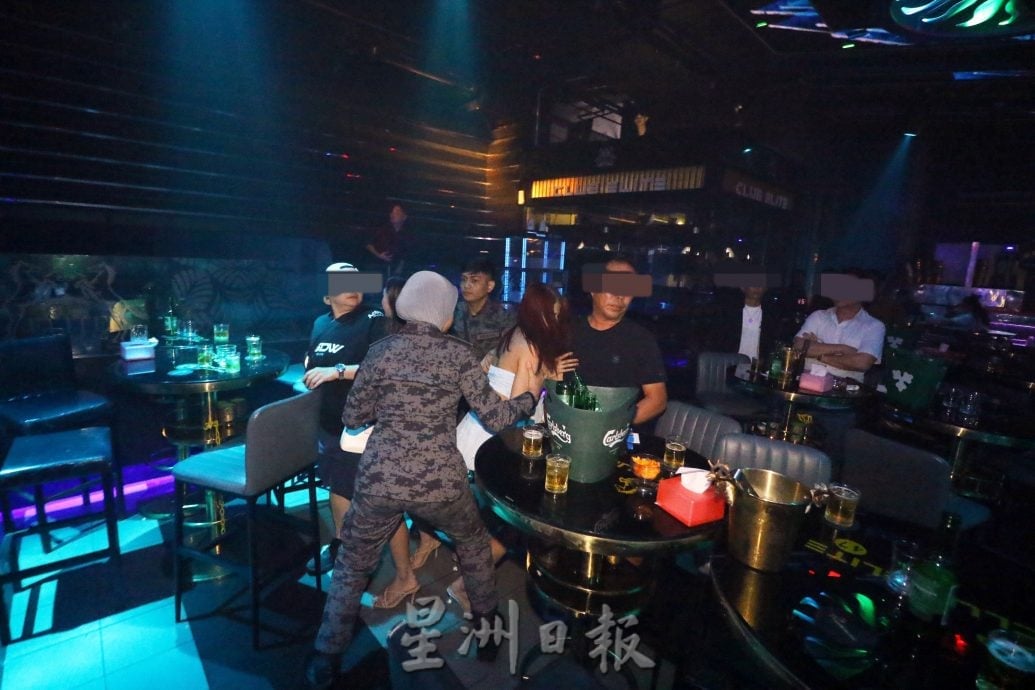已签发:柔:版头之一:移民局午夜时分突击娱乐场所 扣236非法移民
